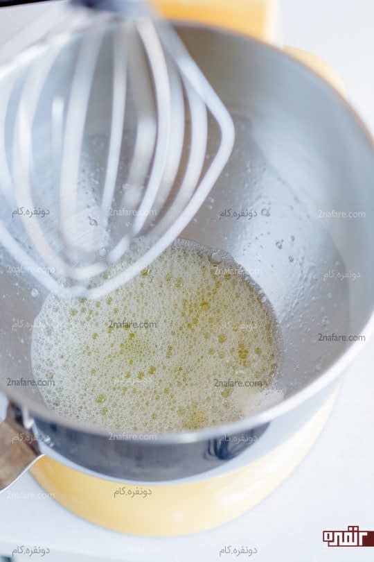 همزدن سفیده تخم مرغ