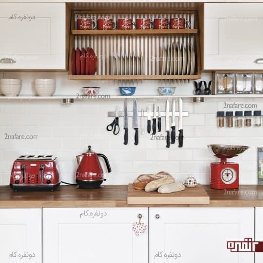 چیدمان لوازم آشپزخانه روی دیوار بین کابینت ها