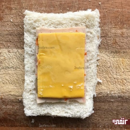 گذاشتن پنیر و کالباس روی نان