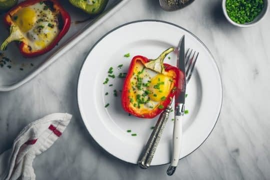طرز تهیه نیمرو در فلفل دلمه