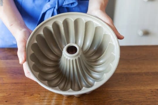 بهترین روش برای جلوگیری از چسبیدن کیک به قالب
