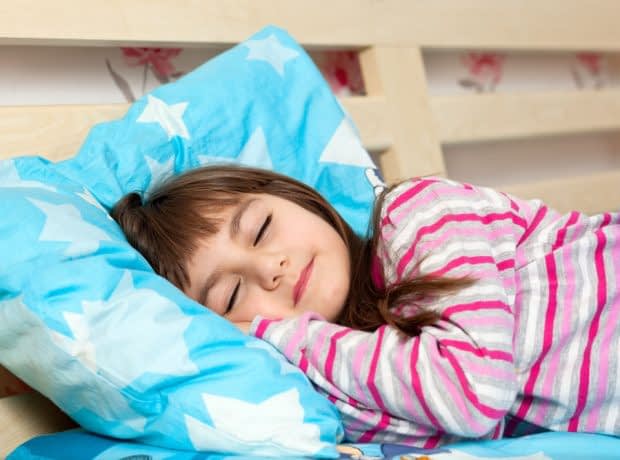 چرا کودکم در خواب عرق میکنه؟ عرق کردن کودک در خواب