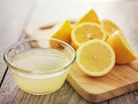 آب لیمو ناخن ها رو روشن و تقویت میکنه