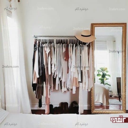 اتاق خواب مرتب با جالباسی و آینه قدی