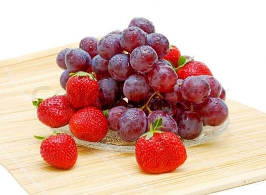 انگور و توت فرنگی برای شادابی پوست