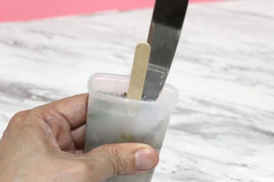 استفاده از چاقو برای جدا کردن صابون از دیواره های قالب