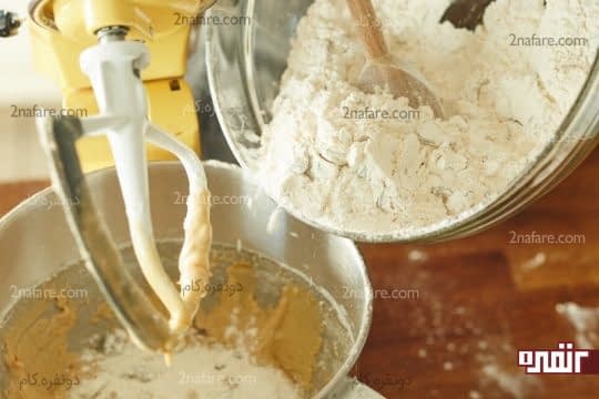 اضافه کردن باقی مخلوط آرد