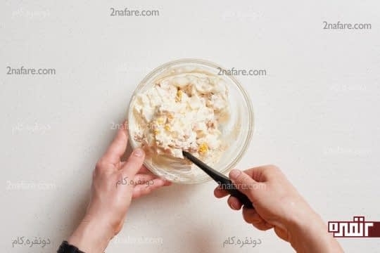 اضافه کردن تخم مرغ و تن ماهی