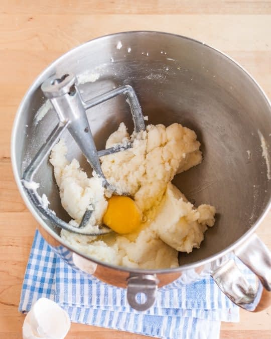 اضافه کردن تخم مرغ و وانیل