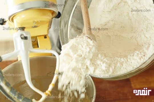 اضافه کردن دو سوم مخلوط آرد