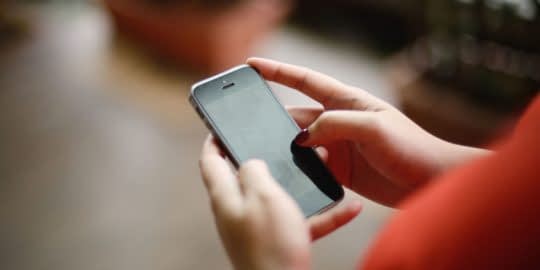 از محافظ صفحه نمایش برای جلوگیری از انعکاس نور محیط استفاده کنین