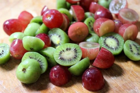 انگور و کیوی برای روشنی پوست