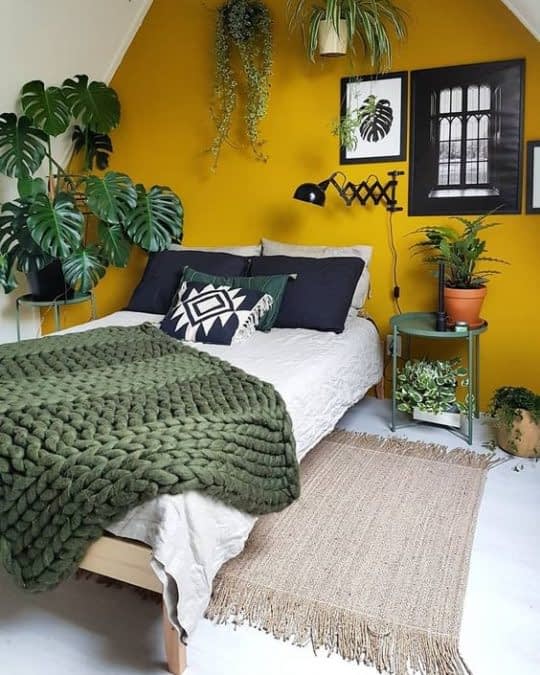 ایجاد کنتراست در اتاق خواب با دیوار خردلی رنگ
