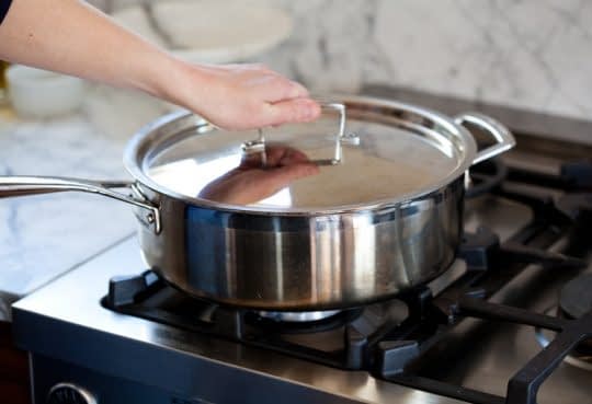 بستن در ماهیتابه و پختن سینه مرغ