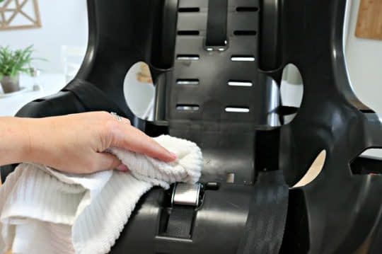 تمیز کردن بدنه ی اصلی صندلی