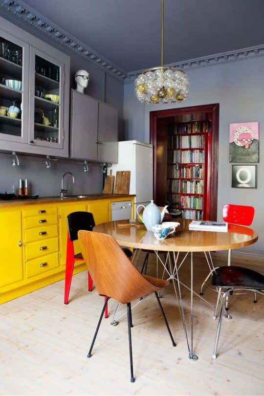 جذابیت آشپزخانه خاکستری با رنگهای زرد و قرمز