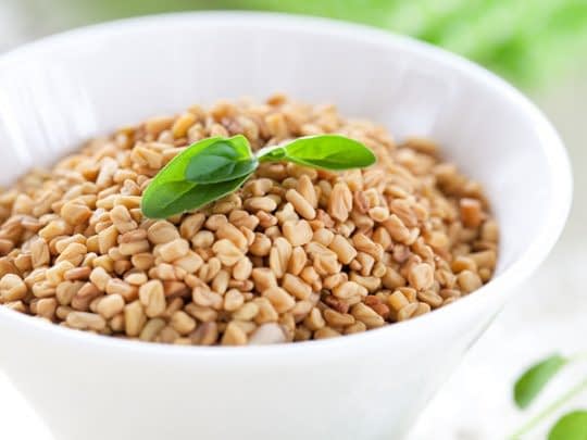 نوشیدن چای شنبلیله برای تمیز کردن دهان