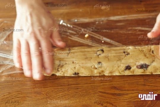 رول کردن خمیر و سلفون پیچی کردن آن