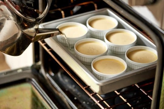 ریختن آب گرم در سینی فر