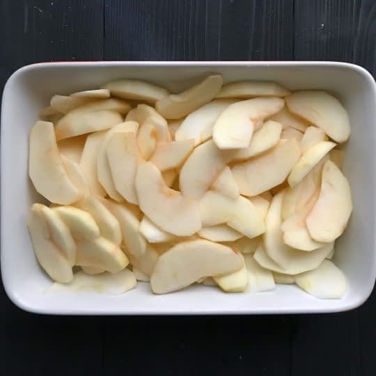 ریختن سیب در ظرف