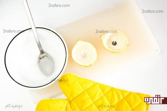 ریختن موم ذوب شده در پوست لیمو