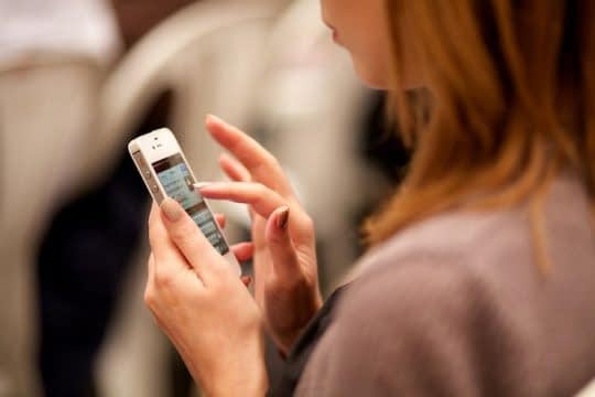 سعی کنین گوشی رو در فاصله حداقل 40 سانتی متری از صورت خودتون بگیرین