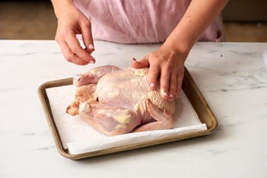 مالیدن کره به مرغ