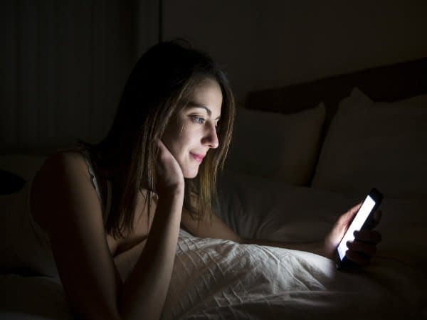 مراقبت از چشم ها در مقابل نور صفحه تلفن همراه