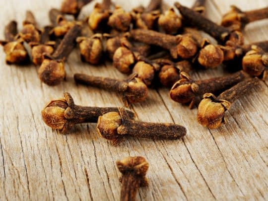 جویدن میخک برای رفع بوی دهان
