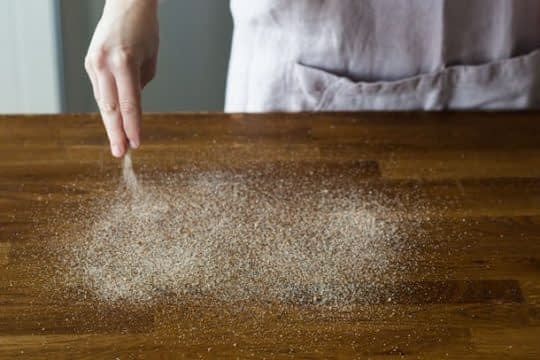 پاشیدن شکر روی سطح کار