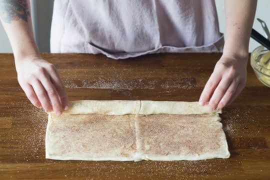 پخش کردن مخلوط شکر و رول کردن خمیر