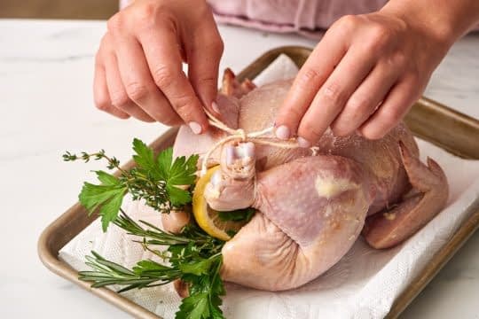 پر کردن داخل مرغ با لیمو و سبزیجات
