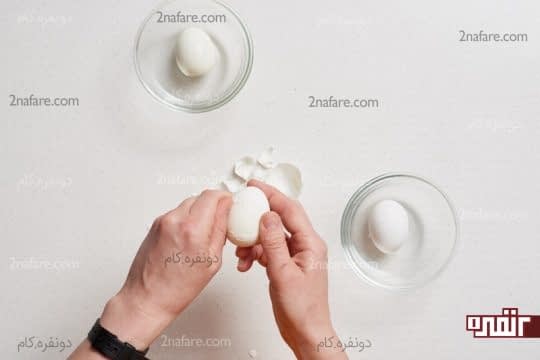 پوست گرفتن و خرد کردن تخم مرغ آبپز