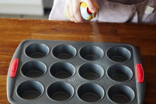 چرب کردن قالب مافین