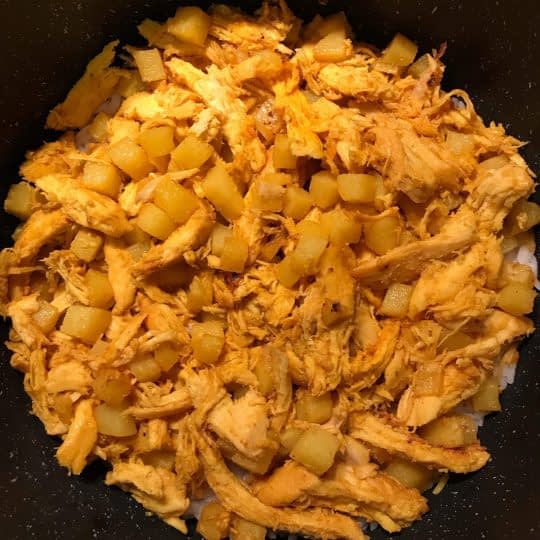 اضافه کردن مخلوط مرغ و سیب زمینی