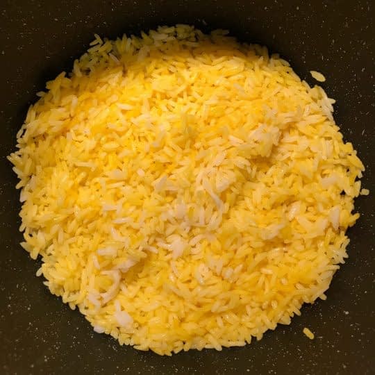 ریختن برنج زعفرونی