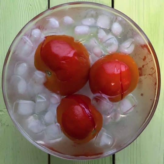ریختن گوجه ها در آب یخ