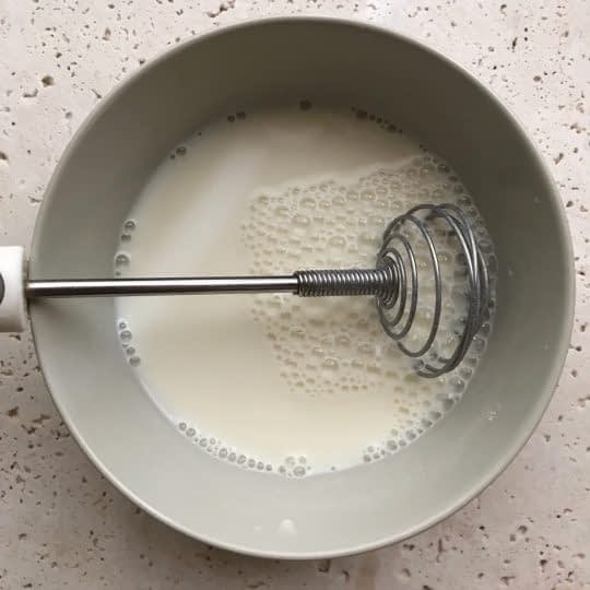 مخلوط کردن آرد و شیر