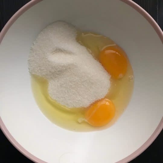 همزدن تخم مرغ و شکر
