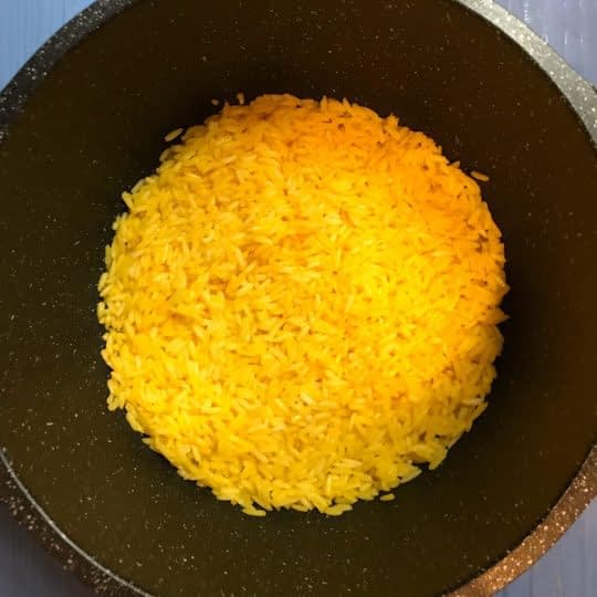 اضافه کردن برنج زعفرانی