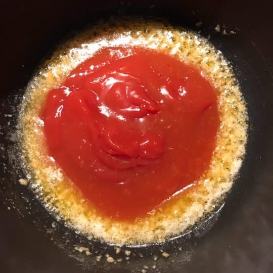 اضافه کردن سس گوجه