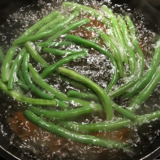 اضافه کردن لوبیا سبز