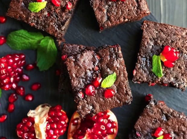 طرز تهیه براونی انار مخصوص شب یلدا براونی انار مخصوص شب یلدا