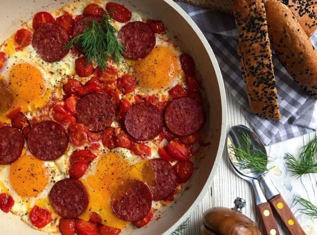 طرز تهیه املت سوسیس و گوجه فرنگی املت سوسیس و گوجه
