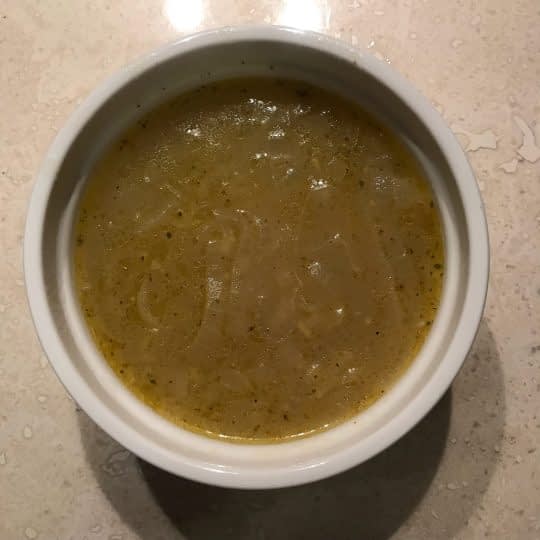 ریختن سوپ داخل کاسه