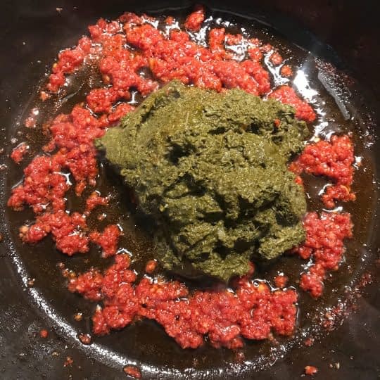 اضافه کردن سبزی سرخ شده