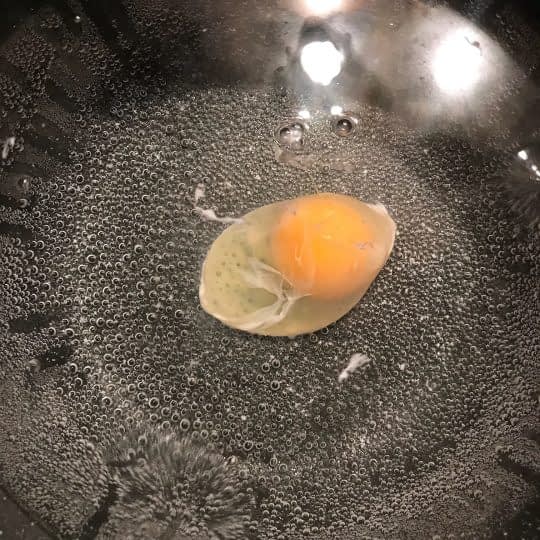 ریختن تخم مرغ داخل آب