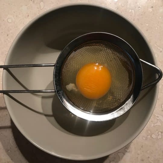 ریختن تخم مرغ در صافی