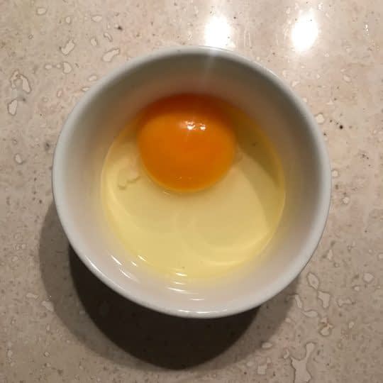 ریختن تخم مرغ در کاسه