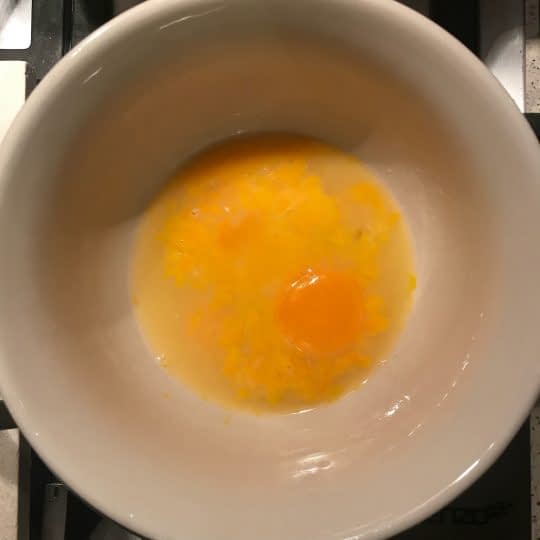 مخلوط کردن تخم مرغ با بقیه مواد